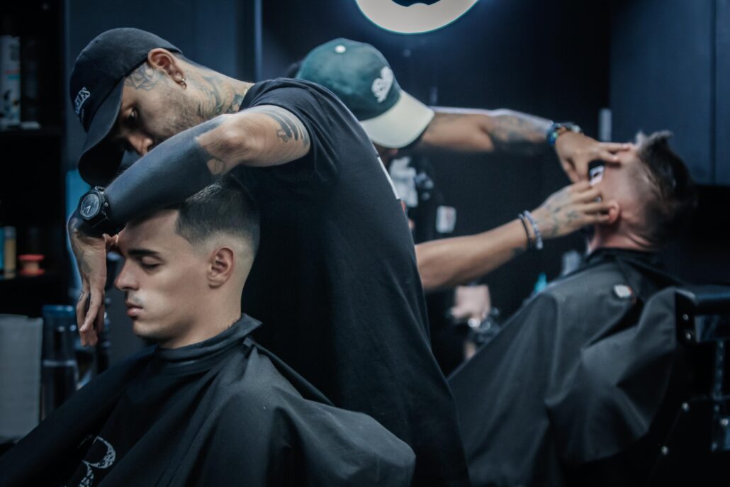 Especialistas en cortes, tinturas y diseños cools en cabello y barba. Nuestros barberos cuentan con una gran experiencia en diseño de estilos según fisonomía de rostro.