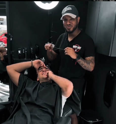 Why Not - Barbería en Barcelona. Depilación con hilo - Elige una, dos, tres zonas de depilación: cejas, frente, orejas, nariz o línea superior de la barba.
