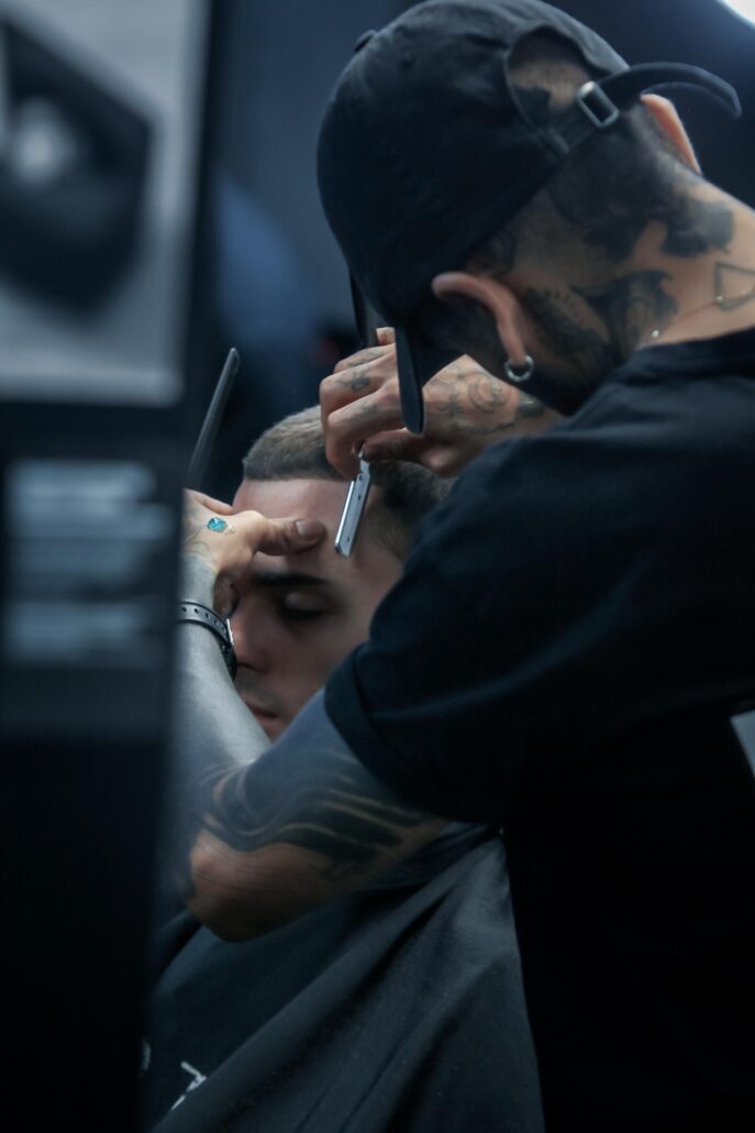 Why Not - Barbería en Barcelona. Un equipo de barberos profesionales en lograr un look de acuerdo a la fisonomía de tu rostro. Nos destacamos en cortes tipo low, mid y high fade, taper fade, french crop top, mullet y mohicano.