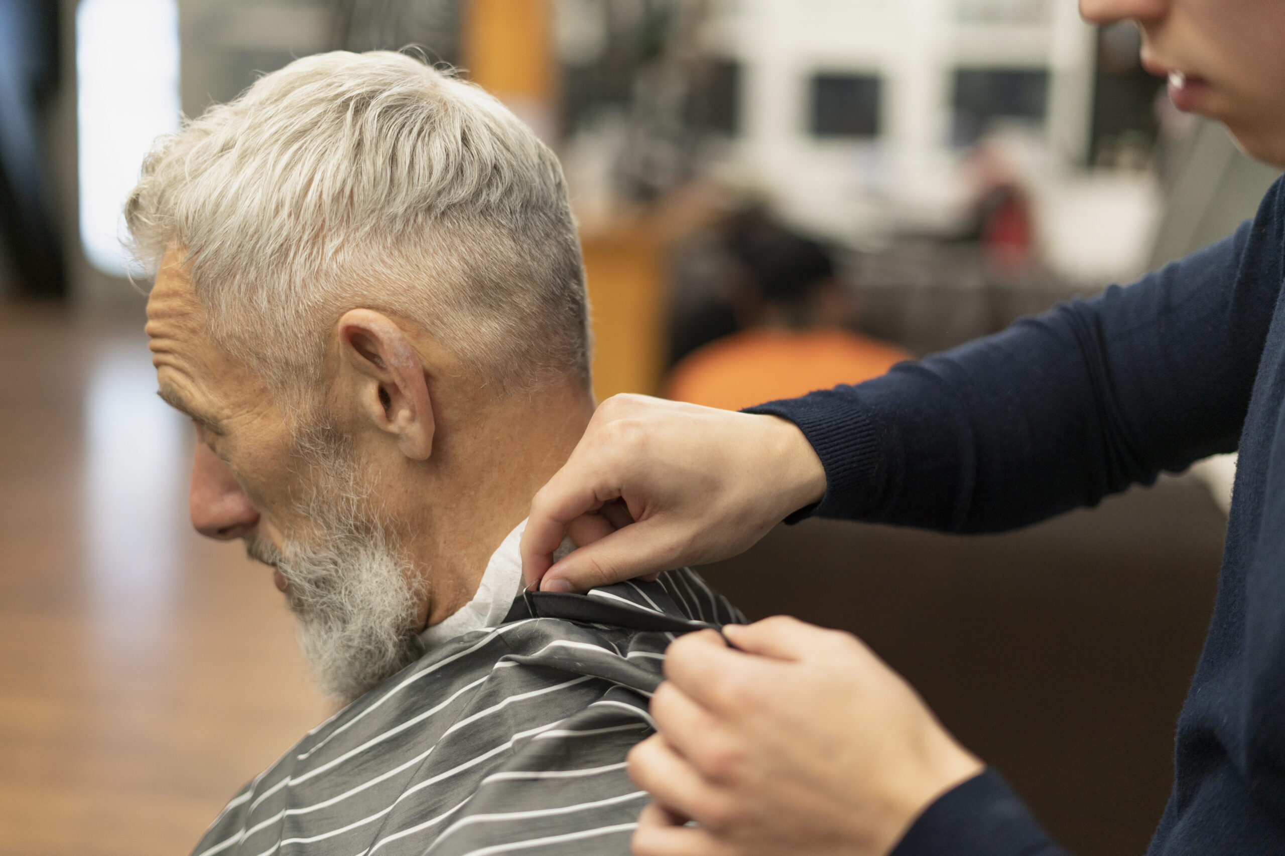 Why Not - Barbería en Barcelona - corte de jubilado: nuestros barberos profesionales son expertos en distintos tipos de cortes y peinados. Elige entre un peinado de los años '60, '80, Bob o peinado con secador.